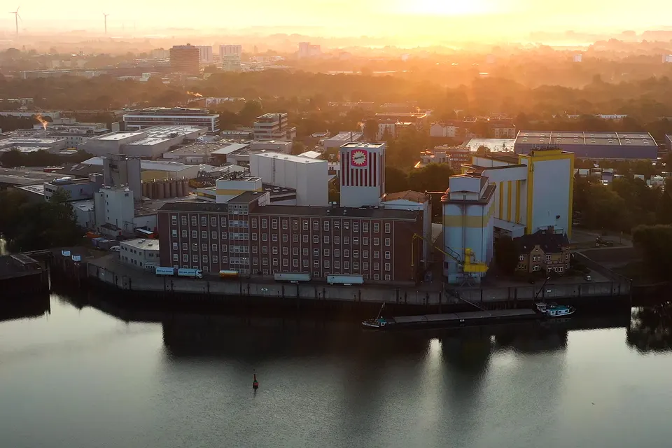 Mühlenstandort der GoodMills Group am Wasser bei Sonnenuntergang