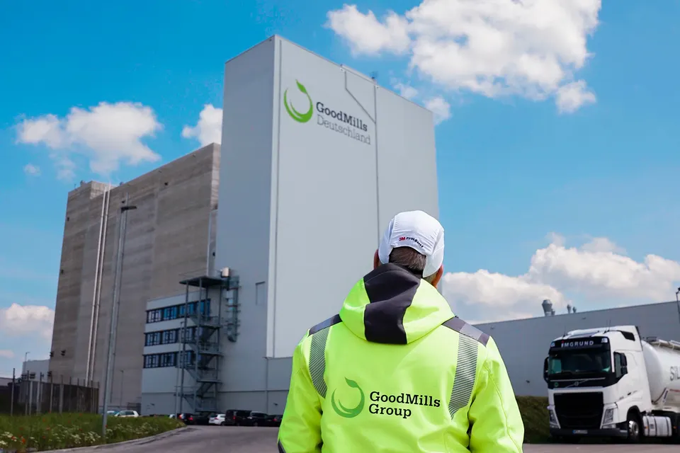 Mitarbeiter in Warnjacke vor einem Silo der GoodMills Group
