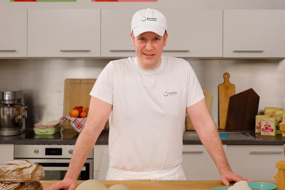 Bäcker in GoodMills-Kleidung in einer Küche