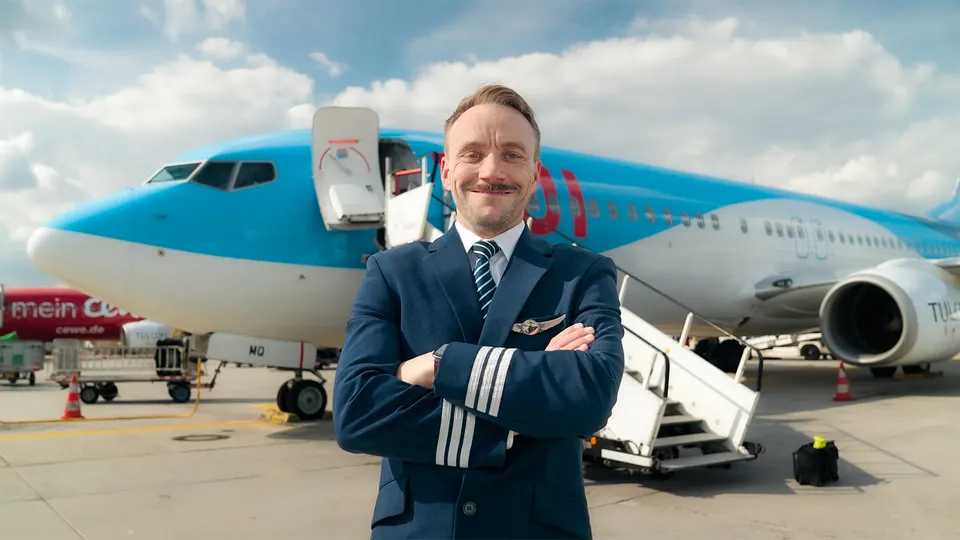 Pilot vor einem TUI-Flugzeug, Wissenschaftsdoku „Contrails – From the Sky to the Science“