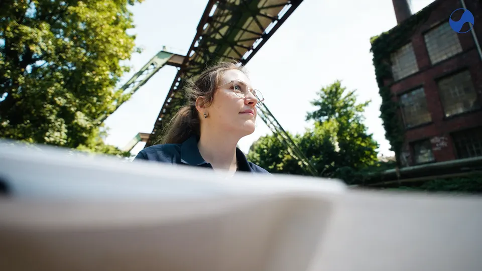 Mitarbeiterin vor einer Industrieanlage, Recruitingfilm für den Wupperverband