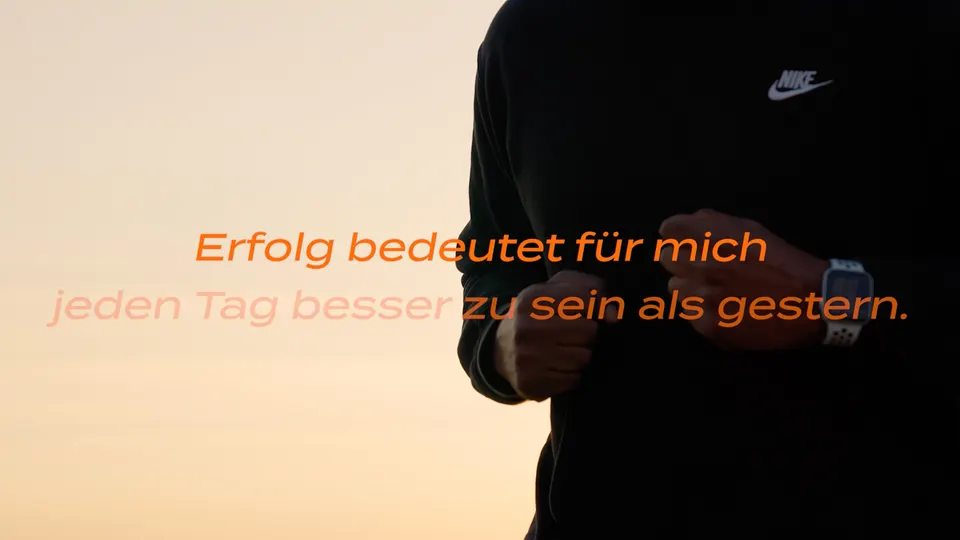 Recruitingfilm für BLU Agency Network: Schriftzug „Erfolg bedeutet für mich jeden Tag besser zu sein als gestern“