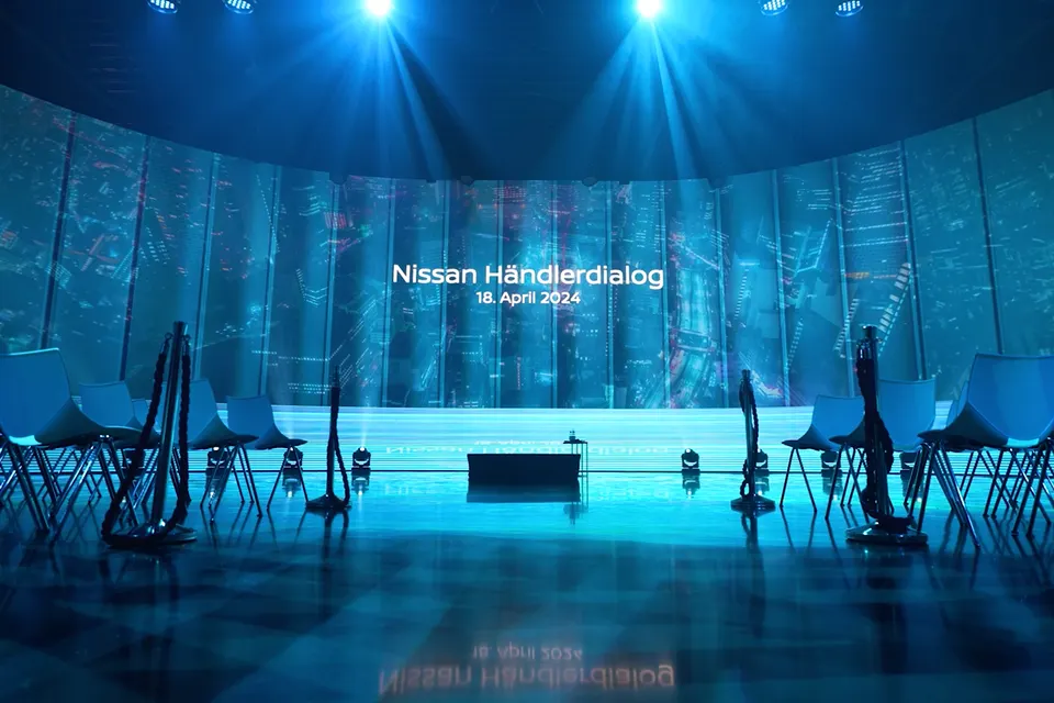 Bühne des Nissan Händlerdialogs 2024 mit großer LED-Wand