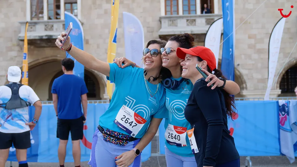 Teilnehmerinnen machen ein Selfie beim TUI Rhodes Marathon