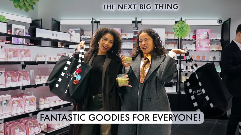Zwei Gäste mit Einkaufstaschen beim Sephora Store Opening