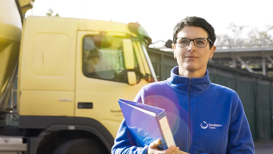 Mitarbeiterin mit Ordner vor einem LKW, Imagefilm für die GoodMills Group