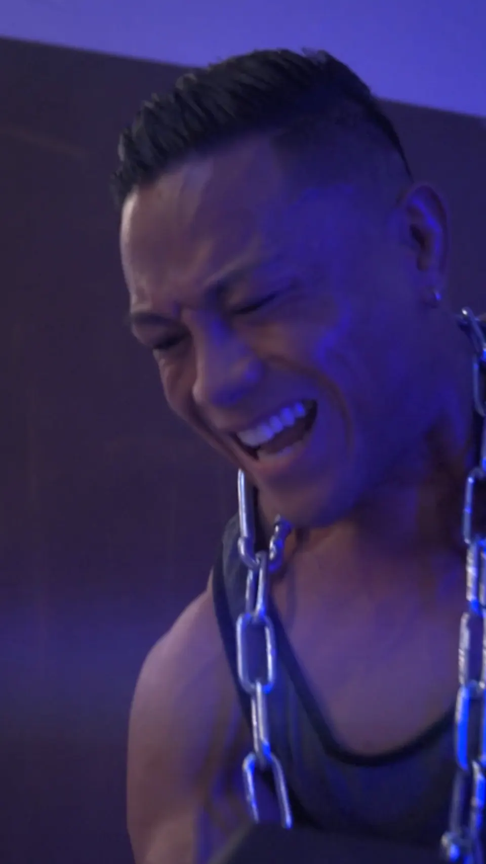 Performer mit Ketten in violettem Licht, Behind-the-Scenes-Clip für Mindfactory