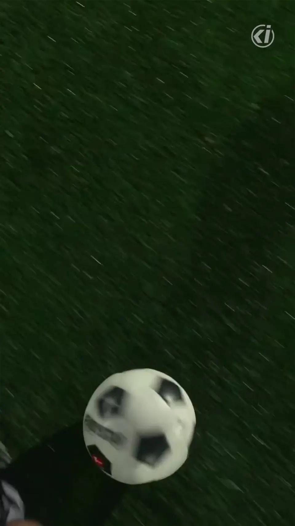 Fußball auf Rasen aus der Vogelperspektive, Werbeclip für impence
