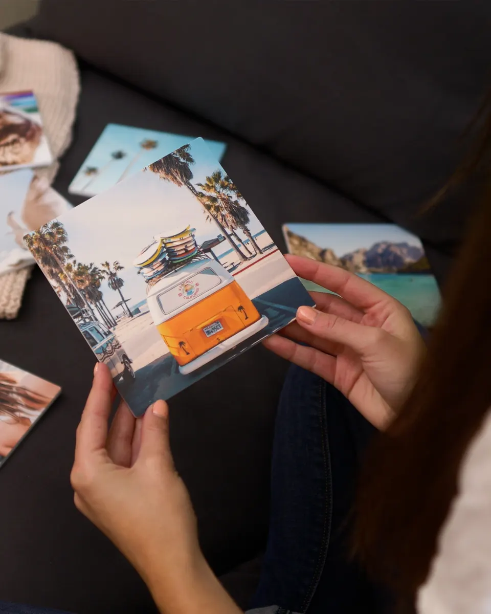 Hände halten Urlaubsfotos und Reiseunterlagen