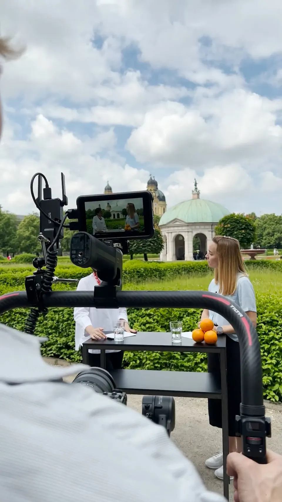 Kameramann mit Gimbal beim Dreh im Park, Behind the Scenes für ISDIN