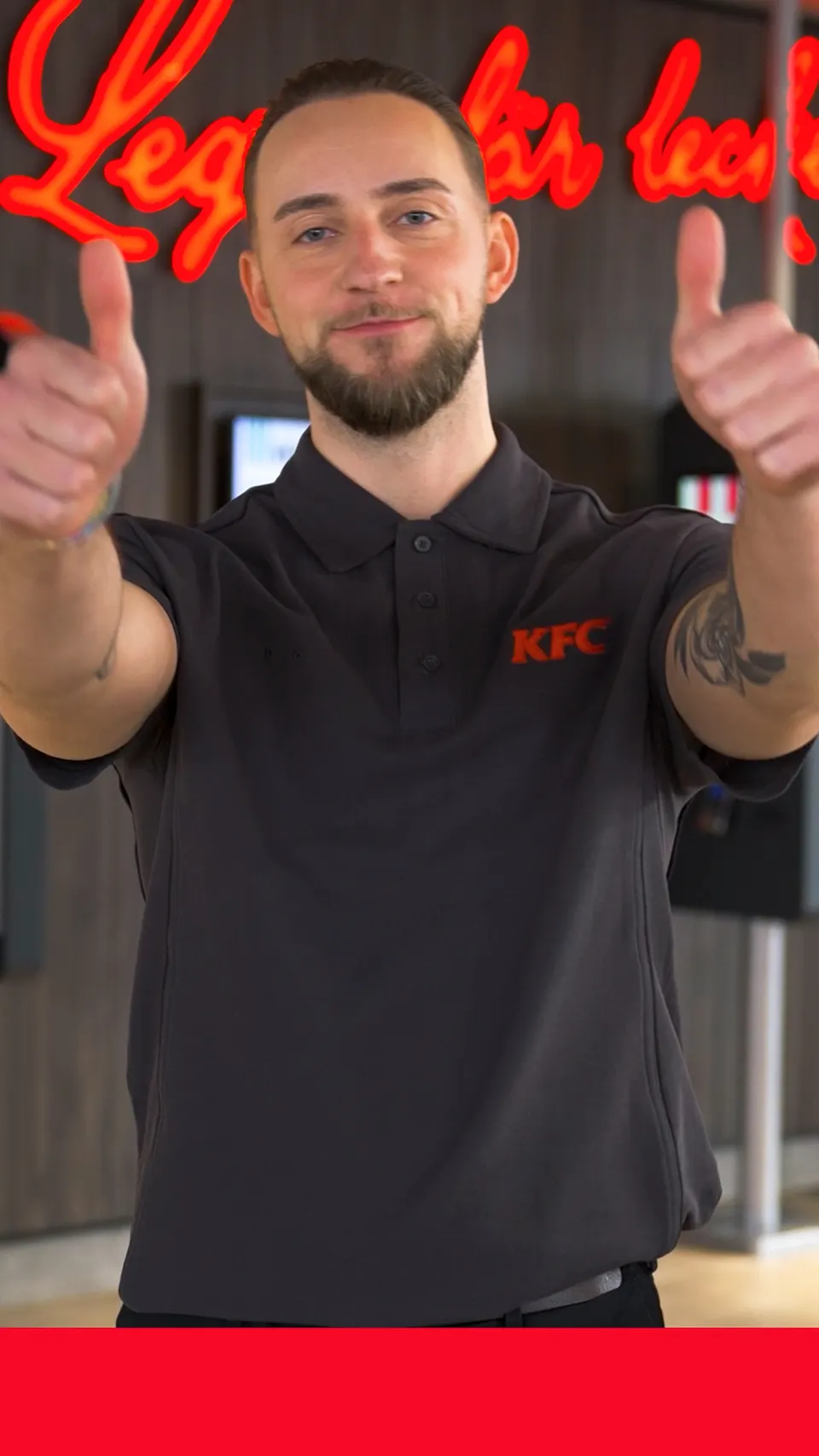 KFC-Mitarbeiter zeigt Daumen hoch, Recruiting-Kampagne für KFC Deutschland