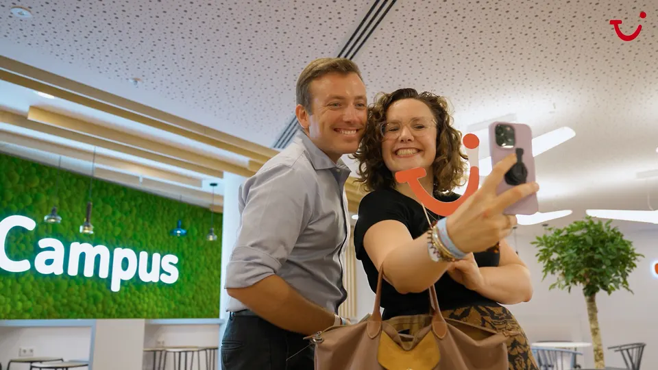 Gäste machen ein Selfie bei der TUI Campus-Eröffnung in Hannover