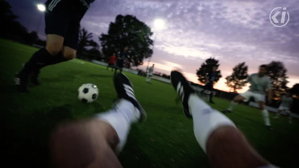Werbeclip für die impence player App: Fußballspiel aus der Bodenperspektive bei Sonnenuntergang
