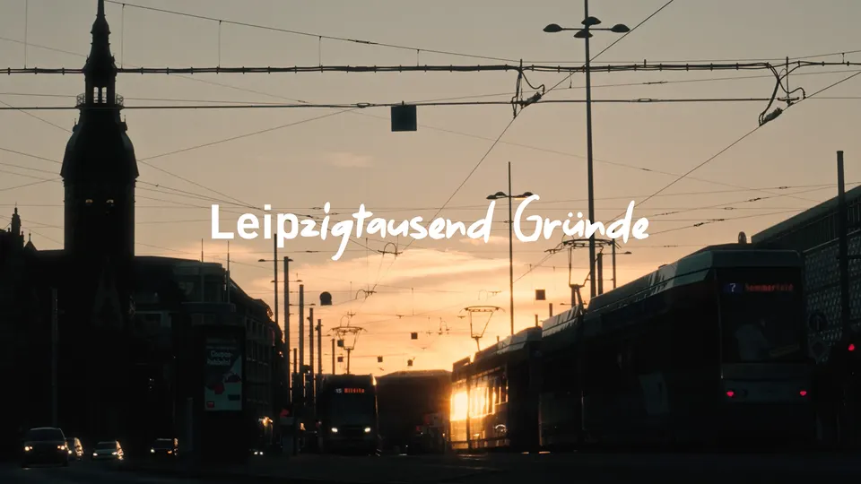 Leipzig bei Sonnenuntergang mit Straßenbahn, Kampagne „Leipzigtausend Gründe“ der Leipziger Stadtwerke