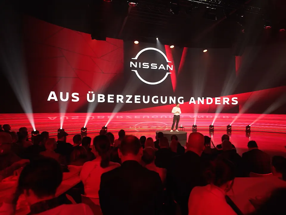 Bühnenshow „Aus Überzeugung anders“ bei einem Nissan-Event