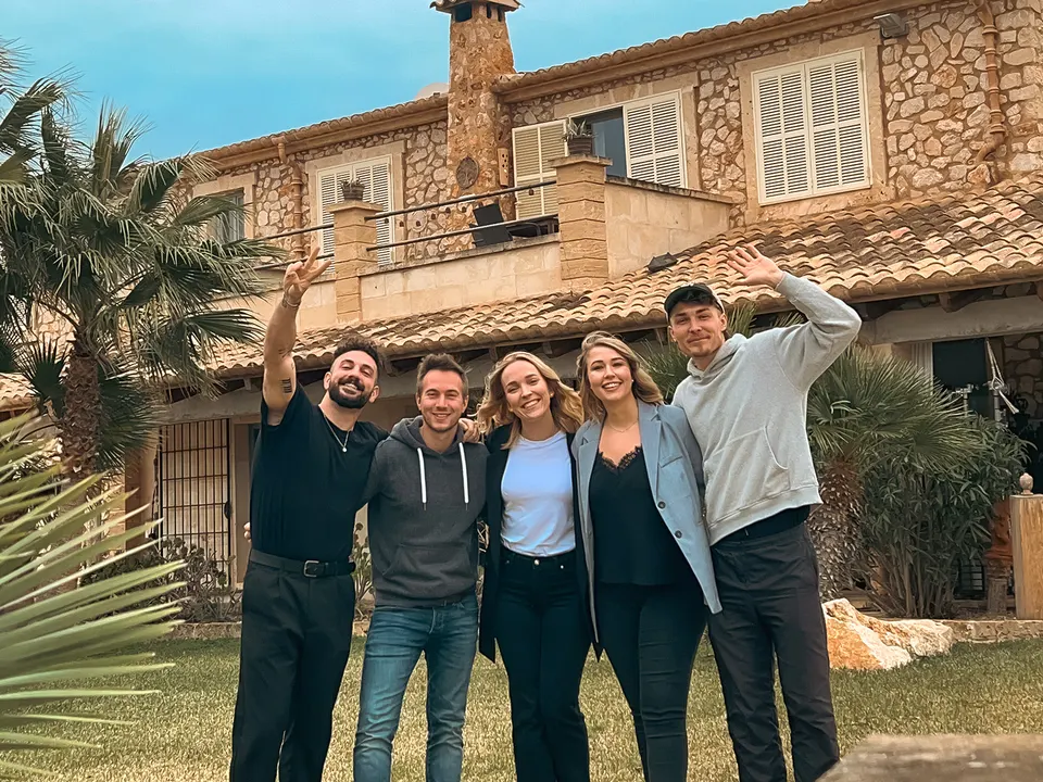 Das GetTheShot-Team winkt bei einem Dreh vor einer Finca
