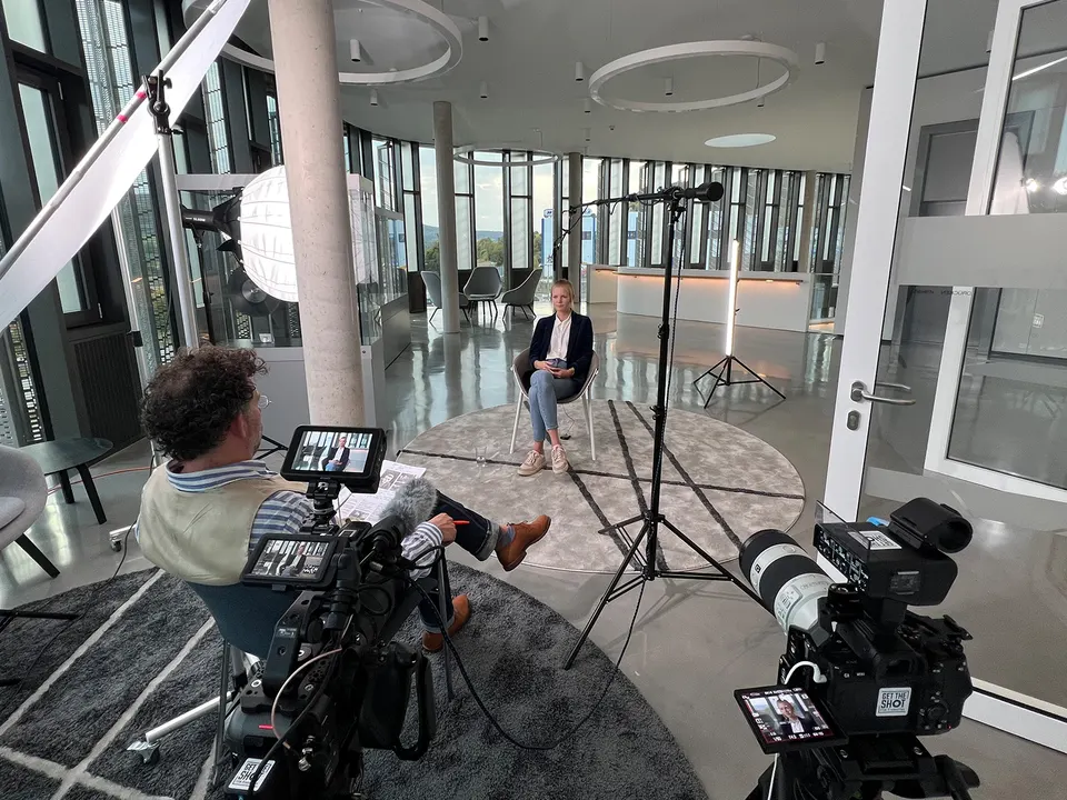 Interview-Setup mit Kameras und Licht in einem modernen Foyer