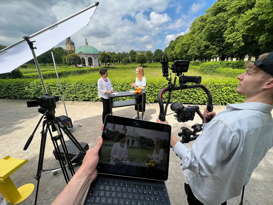 Dreh im Park mit Gimbal-Kamera und Vorschau auf dem Tablet