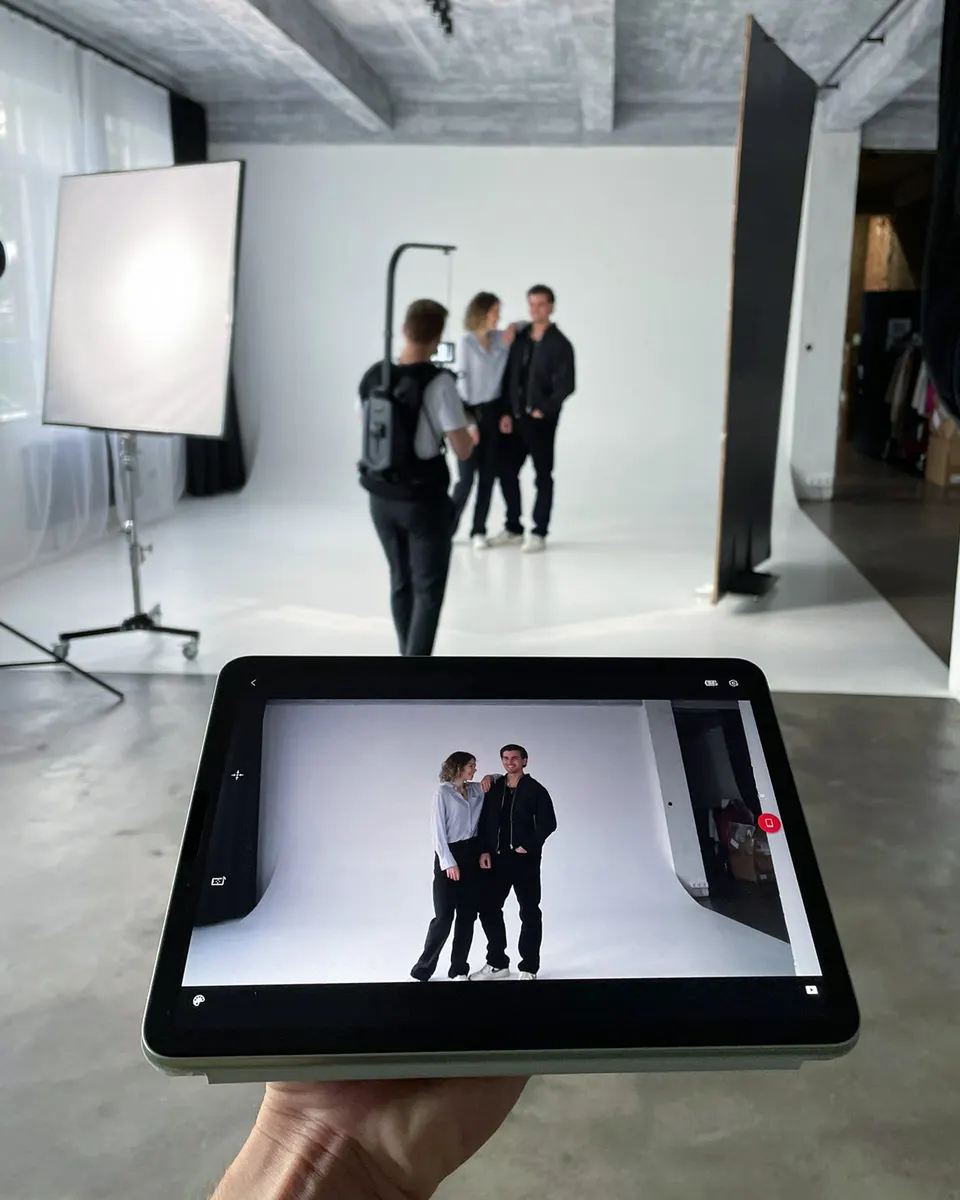 Fotoshooting im Studio mit Bildvorschau auf dem Tablet