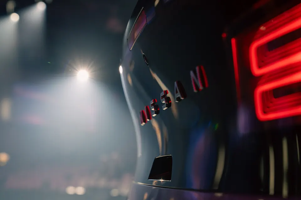 Nissan-Logo im Gegenlicht auf einer Bühne