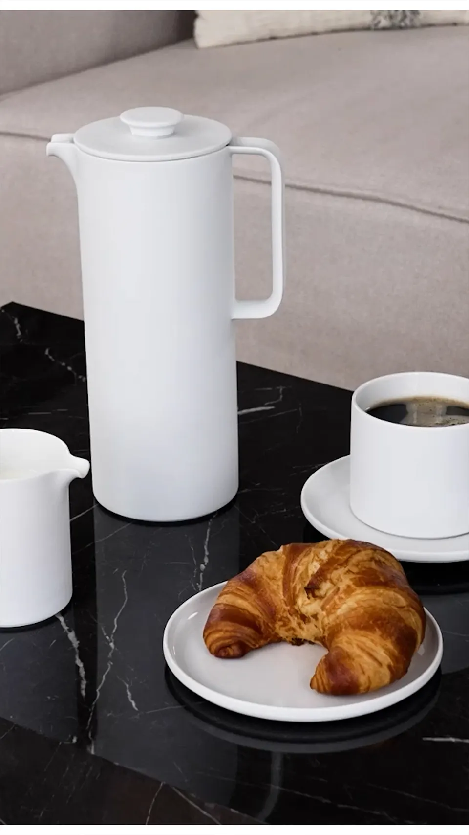 Weiße Porzellan-Kaffeekanne mit Tasse und Croissant, Produktvideo für Fürstenberg