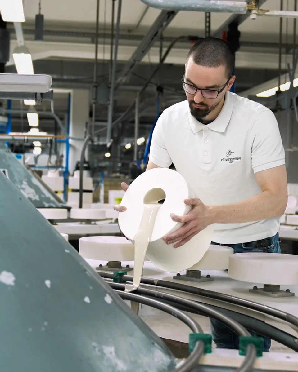 Mitarbeiter in einer Porzellanmanufaktur bei der Arbeit